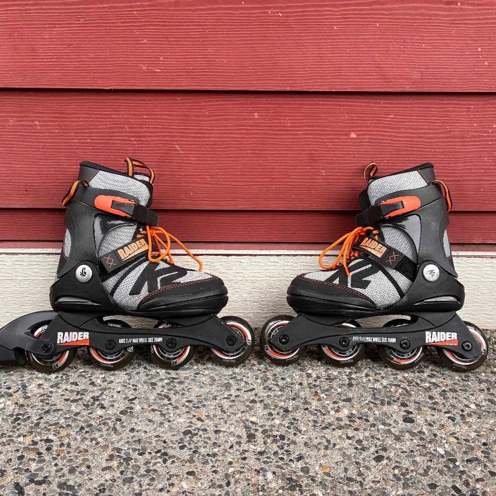 Adjustable size roller skates